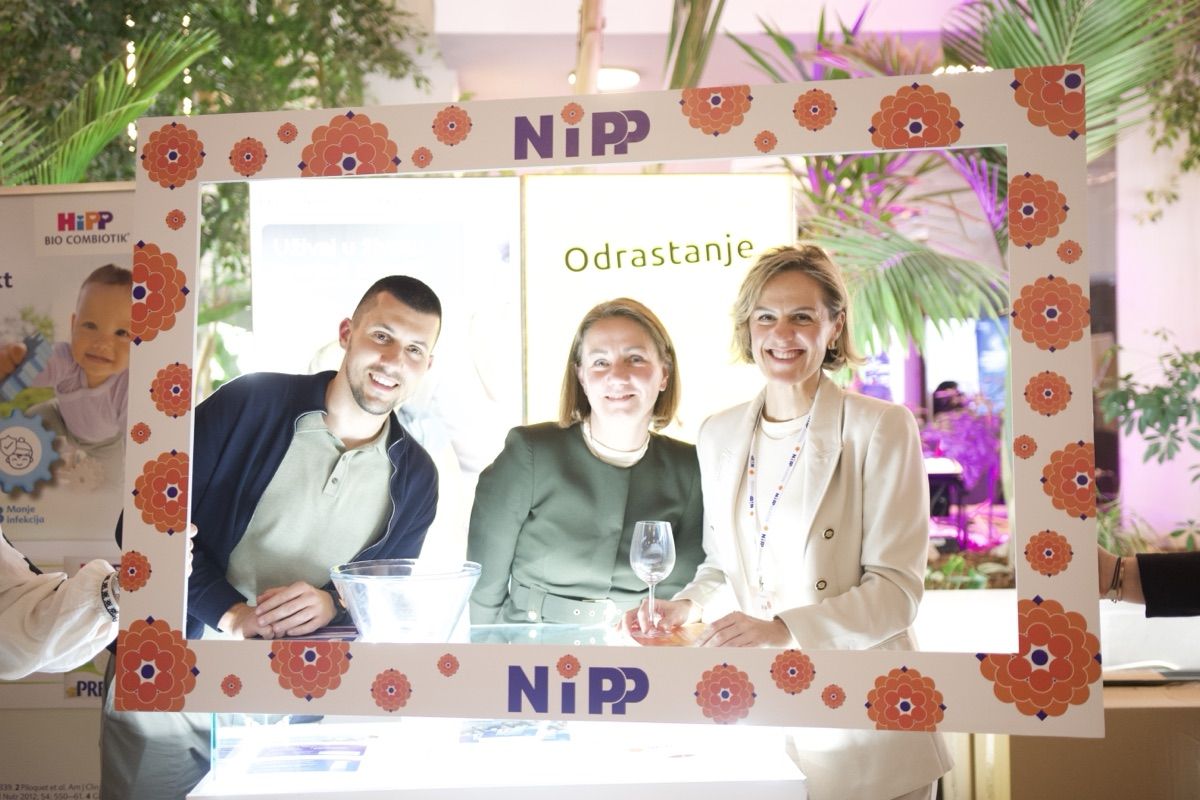 Sudionici u NiPP okviru uz izložbeni prostor